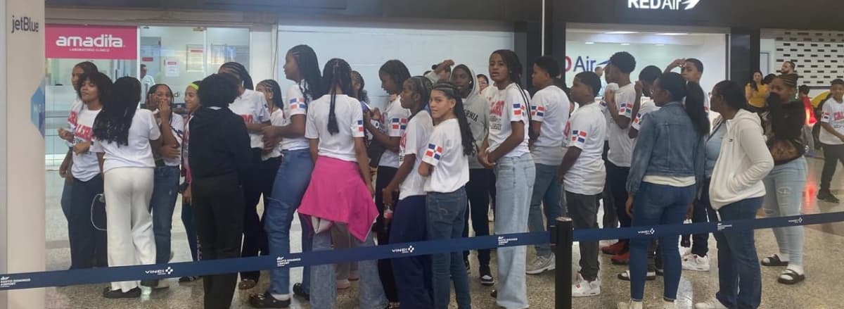 Denuncian JetBlue deja varada delegación deportiva en el AILA