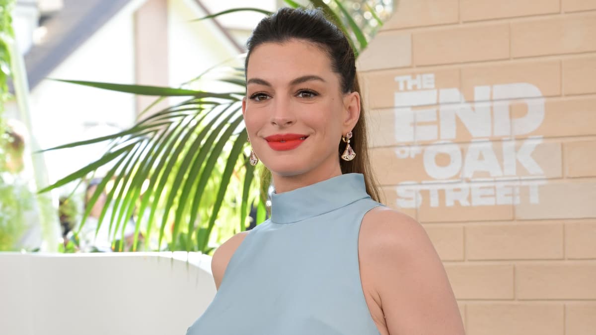 Anne Hathaway presume de embarazo con el look premamá más inesperado: un original top corto y vaqueros anchos