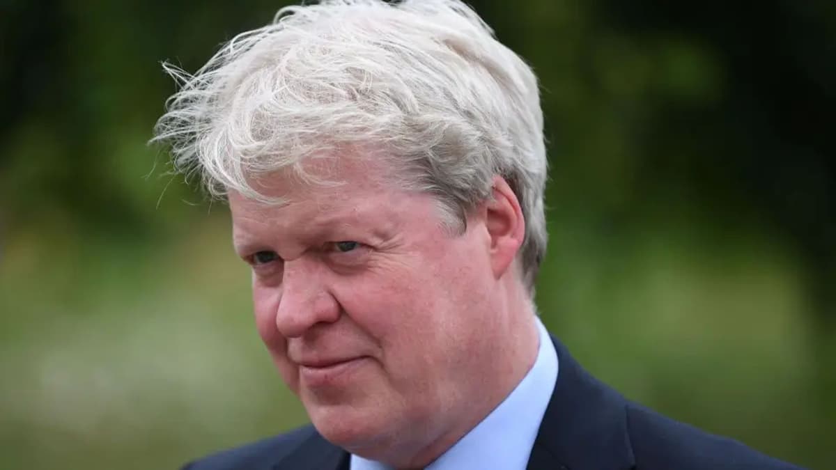 Charles Spencer rescata una fotografía de la casa de su infancia con la princesa Diana tomada el año de su muerte