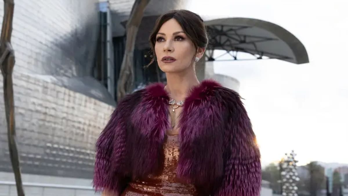 Catherine Zeta-Jones cambia de registro: de 'Miércoles' a asesina elegante en su nueva serie
