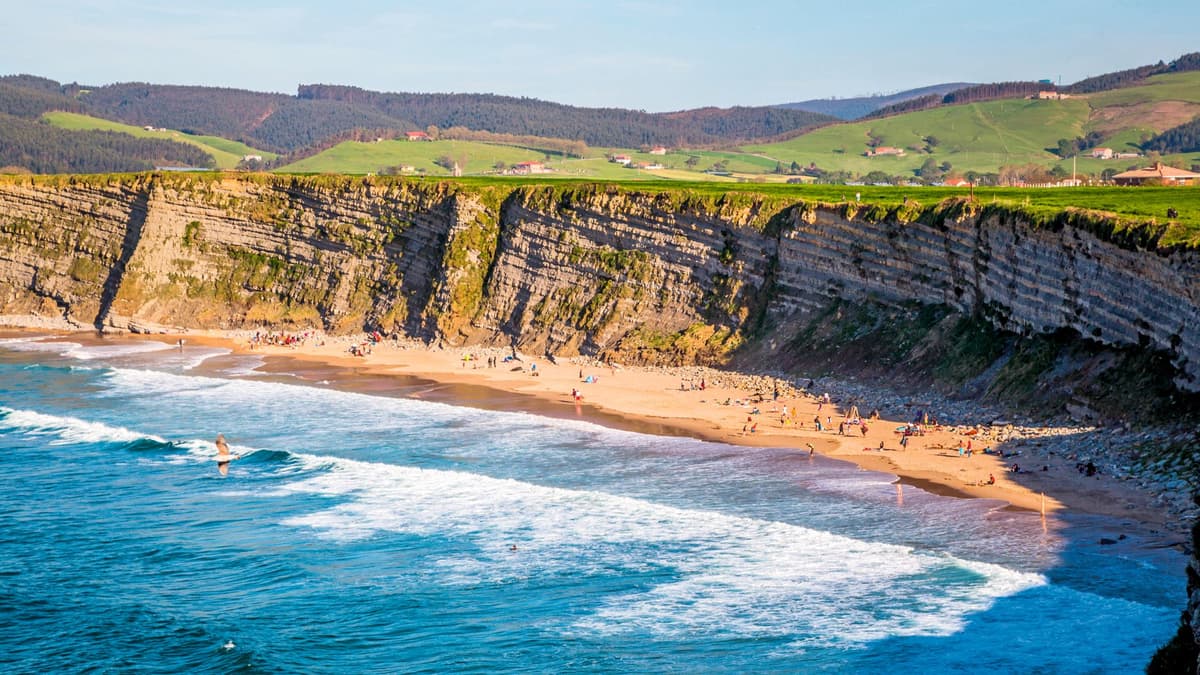 Langre, la playa de Cantabria donde los prados terminan sobre un acantilado de 25 metros