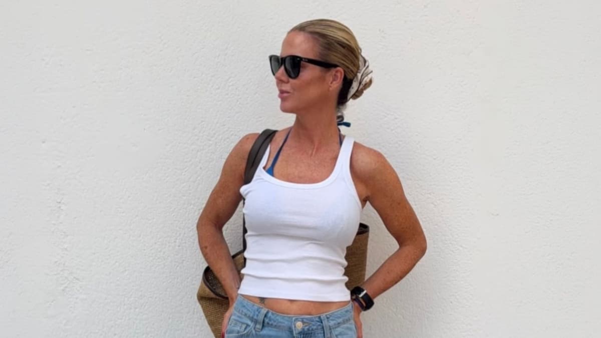 Amelia Bono confirma el truco que nunca falla para parecer más alta: unos vaqueros efecto piernas infinitas y un sencillo top blanco
