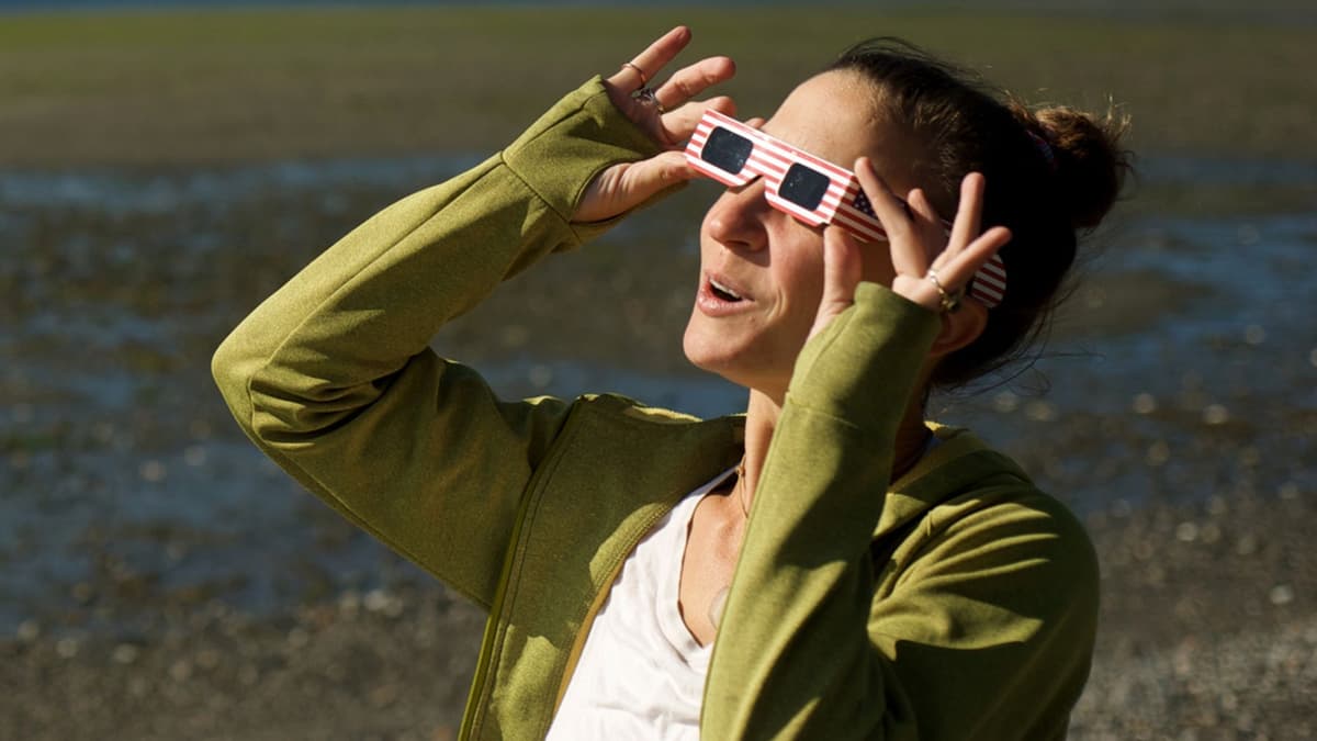 Jorge Ruiz Medrano, oftalmólogo, sobre el eclipse: "La retina no tiene receptores del dolor y puedes sufrir una lesión sin notarlo. No te quites las gafas"