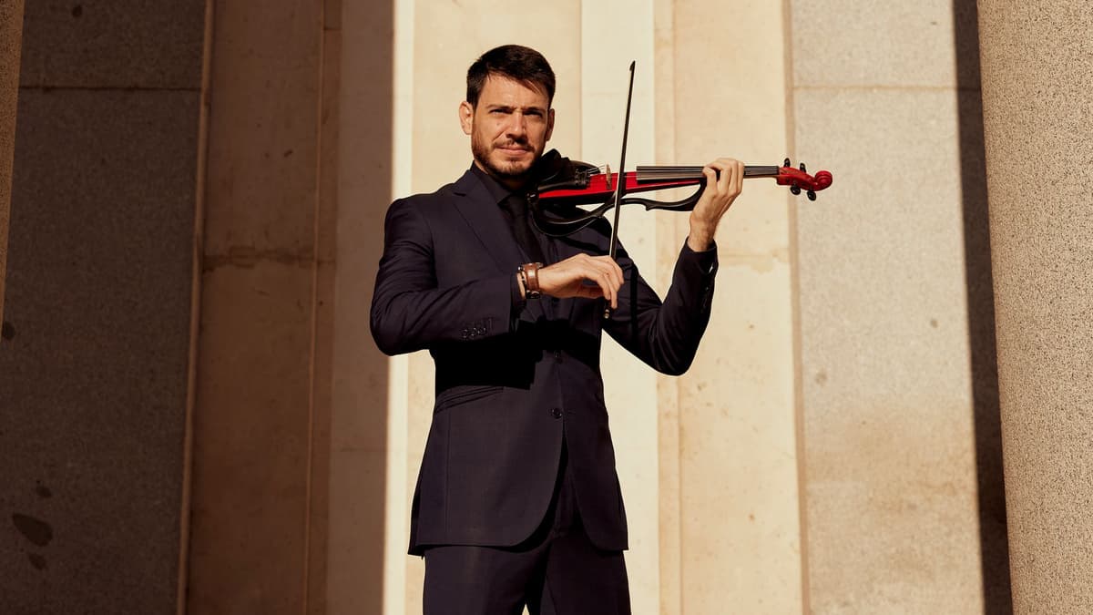 Hablamos con Pablo Navarro, el violinista que ha revolucionado la música y ha tocado para la reina Letizia, los Alba y los Pombo: "Son encantadores"