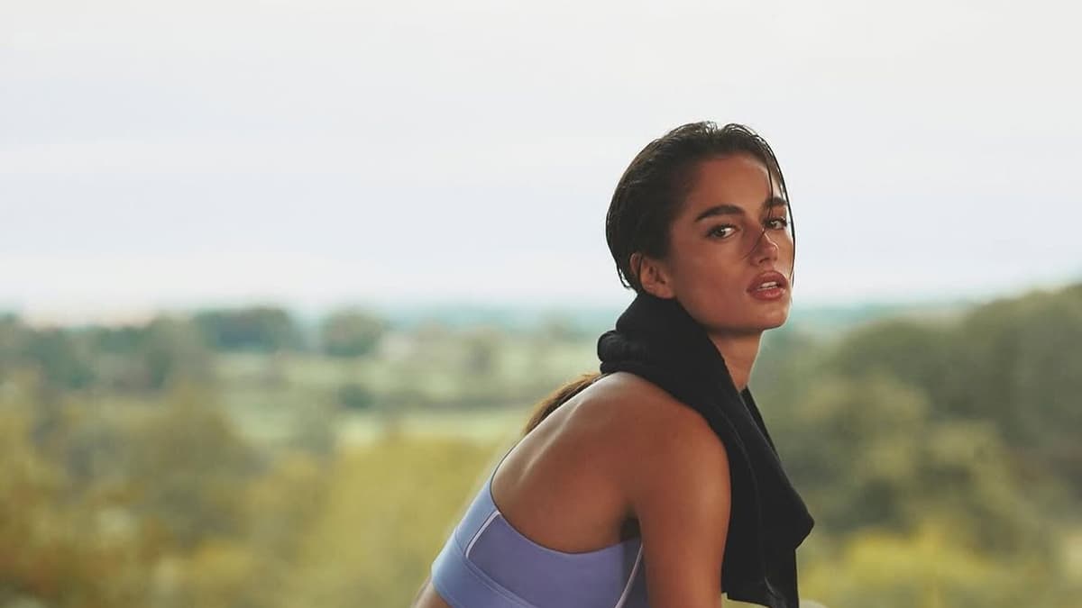 Sentadilla con elevación de rodilla, un ejercicio que fortalece piernas, glúteos y abdomen al mismo tiempo