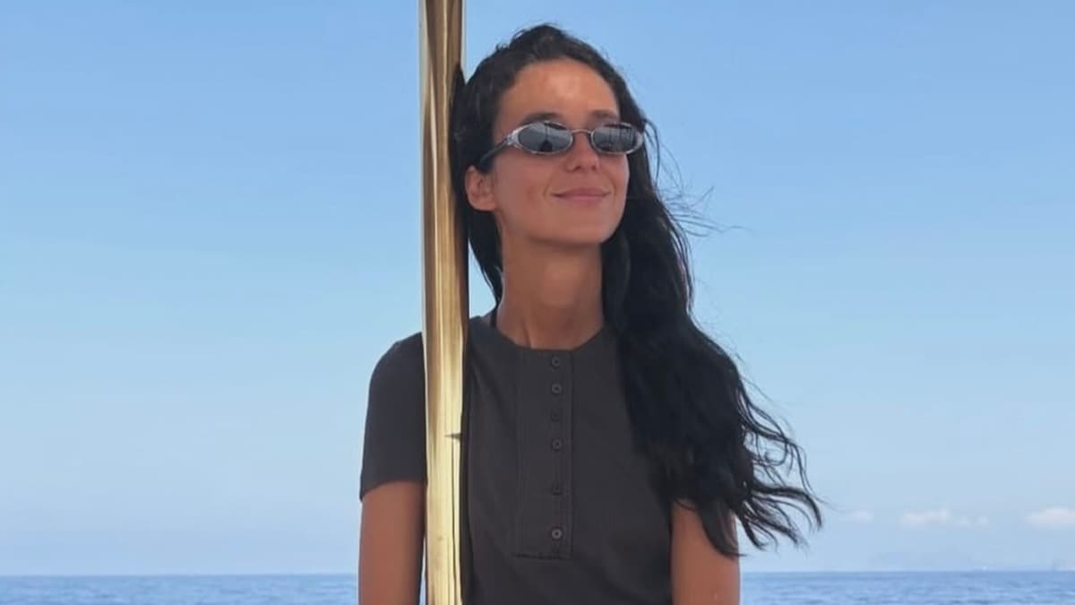 Victoria Federica apuesta por el look más inesperado para un día en barco: bermudas vaqueras, camiseta básica y gafas retro